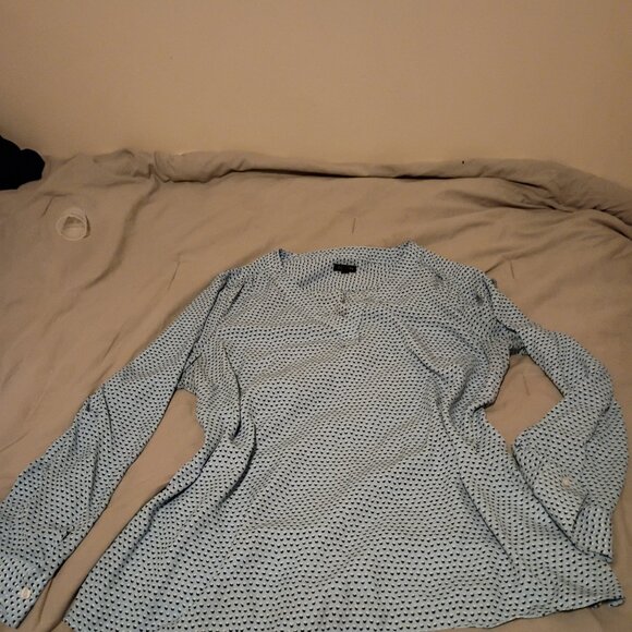 Talbot's beautiful vneck sheen longsleeve blouse with button wrists cuffs - Picture 4 of 4